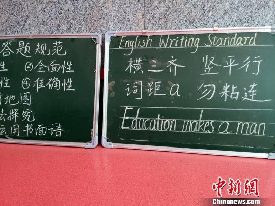 在黄河双语实验学校，随处摆放着小黑板，上面写着各学科的书写与答题规范。 孙宏瑗 摄