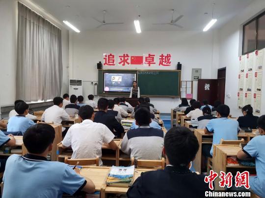 黄河双语实验学校高一年级正在上书写练习课。 孙宏瑗 摄