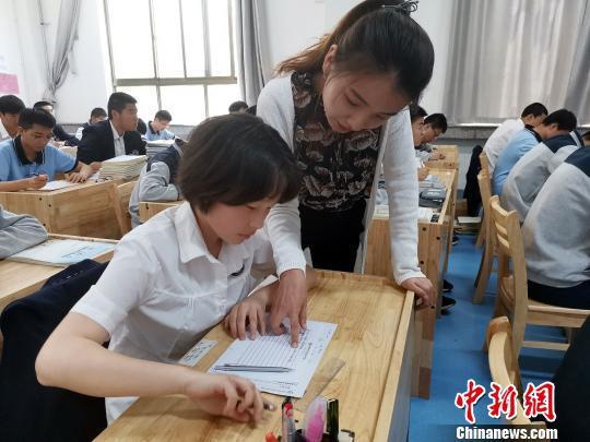 黄河双语实验学校英语老师正在指导学生进行书写练习。 孙宏瑗 摄