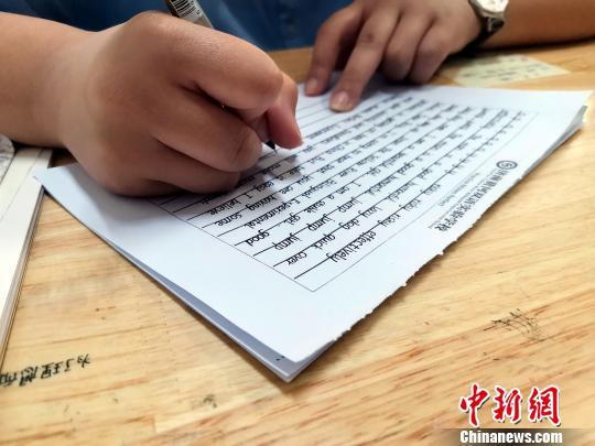黄河双语实验学校高一年级学生正在进行书写练习。 孙宏瑗 摄