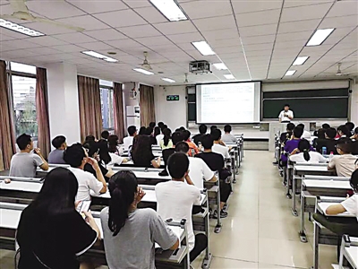 教室坐满学生。本文图片 重庆晚报