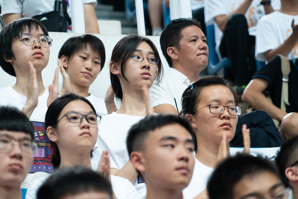 武亦姝参加清华大学的开学典礼（后排左三）。   视觉中国 图