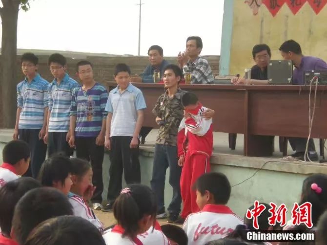 刘秀祥在学校演讲 受访者供图