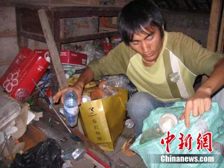 刘秀祥整理捡回来的废品 受访者供图