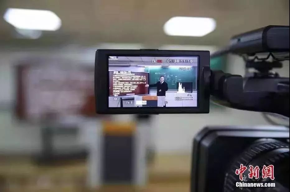 贵阳市第六中学化学教师在录制课程。  中新网 图