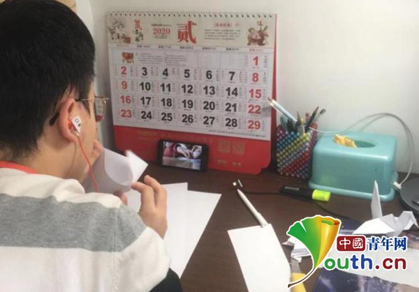 吕鑫凯在线教授孩子手工课。重庆大学供图